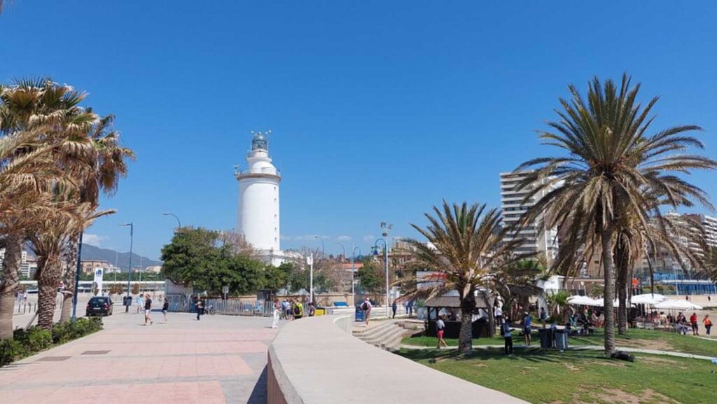 Paseo de la Farola: between the sea and the city 3 Paseo farola 1