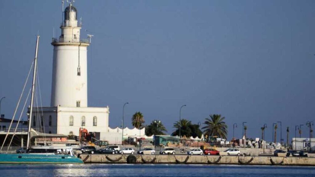 Paseo de la Farola: between the sea and the city 2 Street lamp promenade